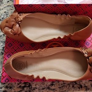 Tory Burch Blossom Ballet. 9M. Royal Tan. Leather